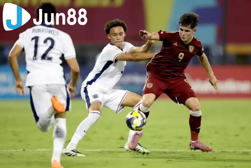 U17 Venezuela (áo đỏ) được dự đoán sẽ có chiến thắng đậm trước U17 Haiti 