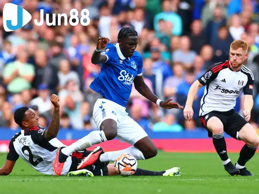 Everton và Fulham đều đang ở vùng nguy hiểm (Ảnh: Eurosport)